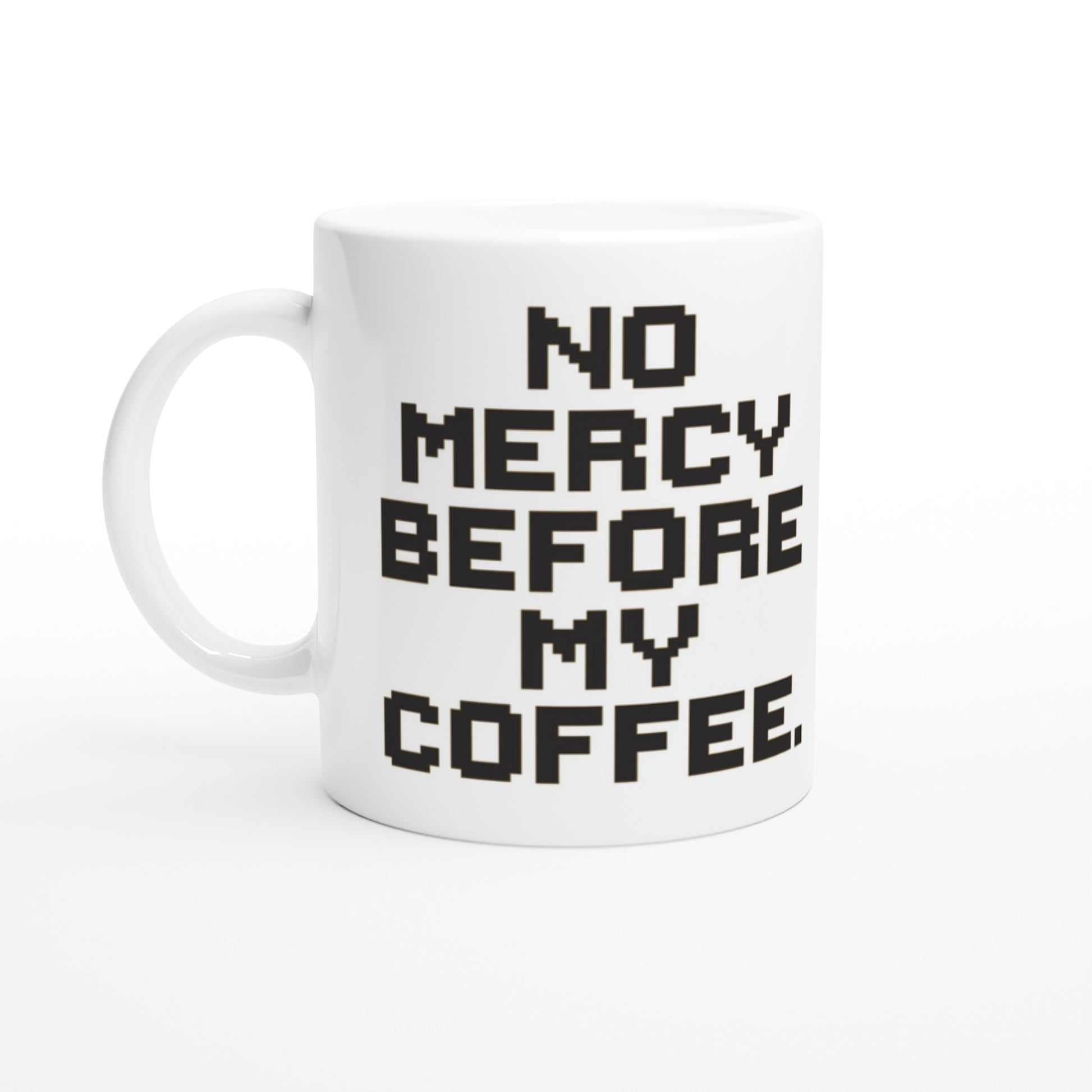 Taza friki No Mercy Before My Coffee 325 ml vista lateral, rostro pixelado con expresión intensa y tipografía retro de estilo videojuego.