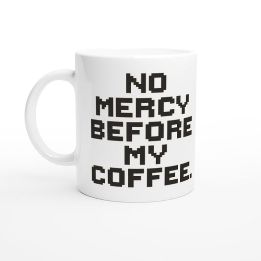 Taza friki No Mercy Before My Coffee 325 ml vista lateral, rostro pixelado con expresión intensa y tipografía retro de estilo videojuego.