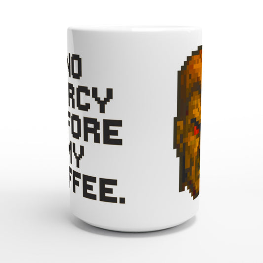 Taza friki No Mercy Before My Coffee 440 ml vista lateral, ilustración retro con rostro pixelado y tipografía gamer de gran tamaño.