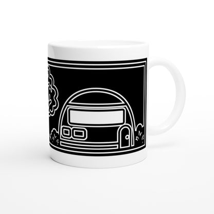 Taza friki Otaku Love 325 ml colocada en escritorio con fondo neutro, diseño inspirado en el amor otaku y la nostalgia del anime.