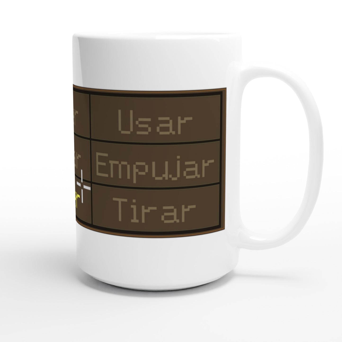 Taza friki Pixel Command 440 ml vista lateral, diseño inspirado en aventuras gráficas point-and-click con tipografía pixel y estilo nostálgico.