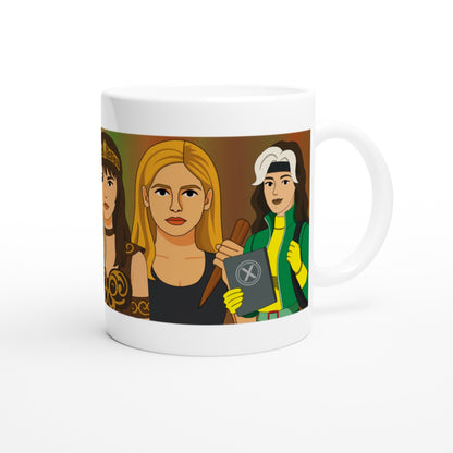 Taza friki Queens of Kick-Ass 325 ml vista lateral, ilustración colorida de heroínas clásicas en estilo noventero con acabado semibrillante.