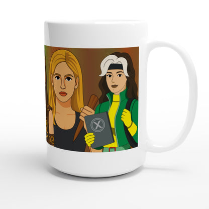Taza friki Queens of Kick-Ass 440 ml vista lateral, ilustración de heroínas clásicas en formato grande, estilo noventero y tono retro vibrante.