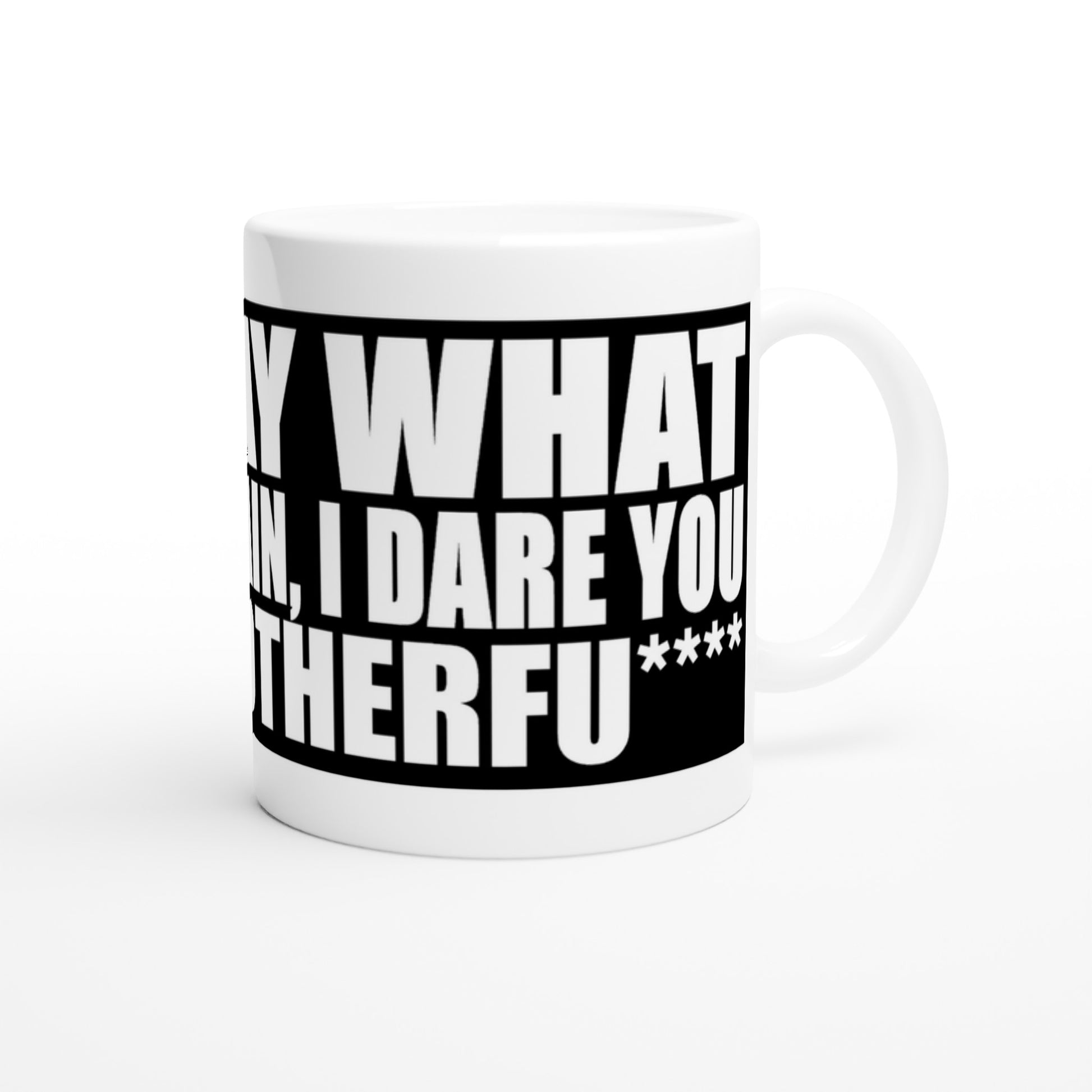 Taza friki Say What Again 325 ml sobre mesa o escritorio, diseño retro inspirado en cine de los 90, ideal para amantes del café con actitud.