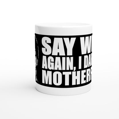 Taza friki Say What Again 325 ml vista lateral, ilustración en blanco y negro con tipografía grande y estilo de cine pulp 90s.