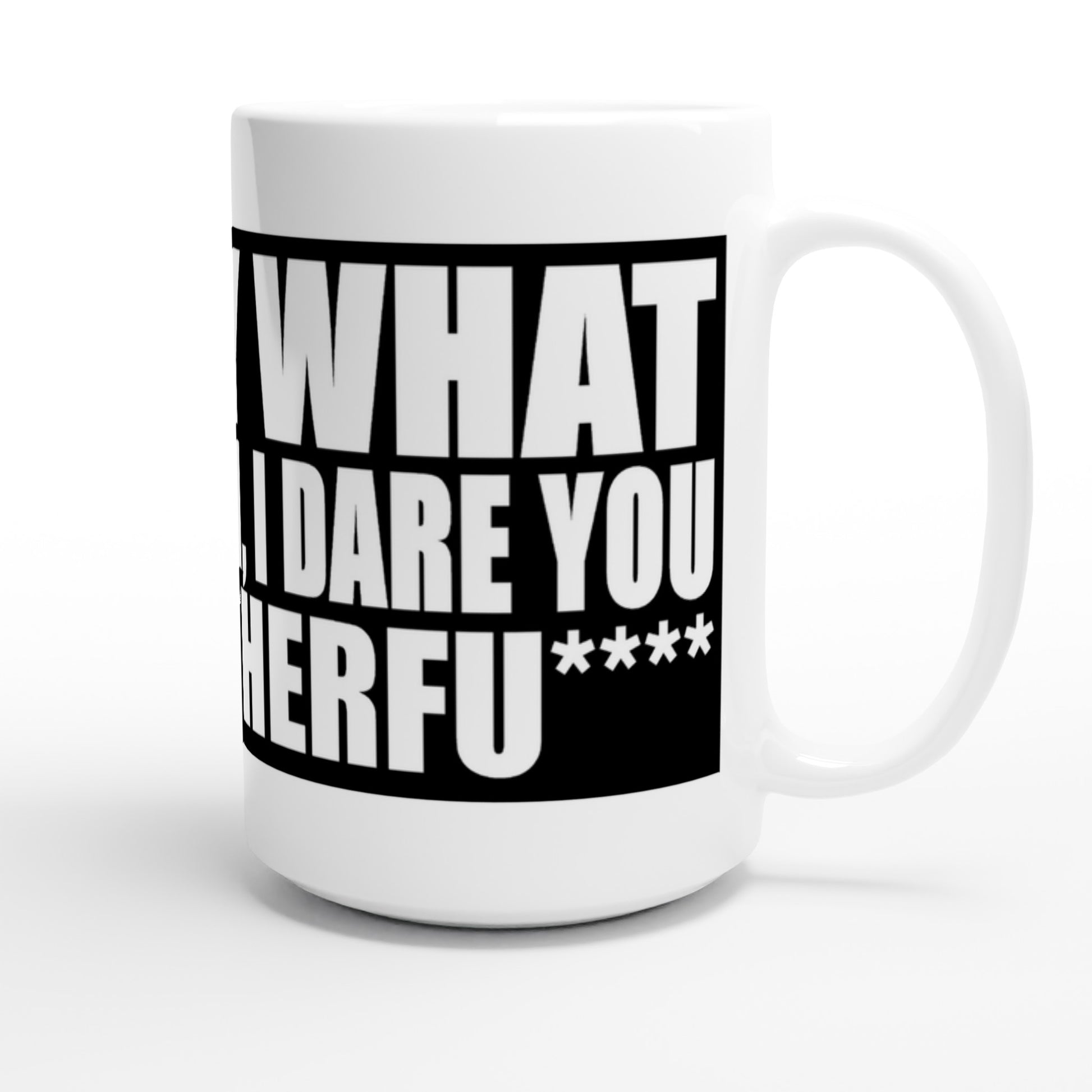 Taza friki Say What Again 440 ml colocada en escritorio o cocina, diseño de cine retro ideal para fans del humor negro y el café fuerte.