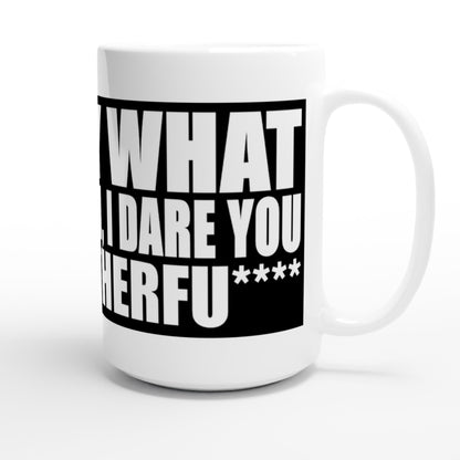Taza friki Say What Again 440 ml colocada en escritorio o cocina, diseño de cine retro ideal para fans del humor negro y el café fuerte.