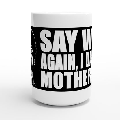 Taza friki Say What Again 440 ml vista lateral, retrato minimalista con tipografía grande, inspirada en el estilo visual del cine pulp.